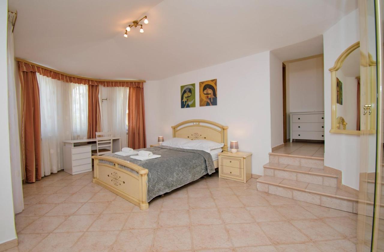 Natalia With Private Pool Near The Sea Villa *